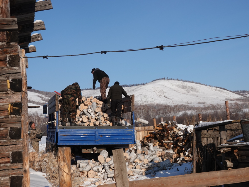 Нерчинские лесники продолжают доставлять дрова семьям мобилизованных земляков